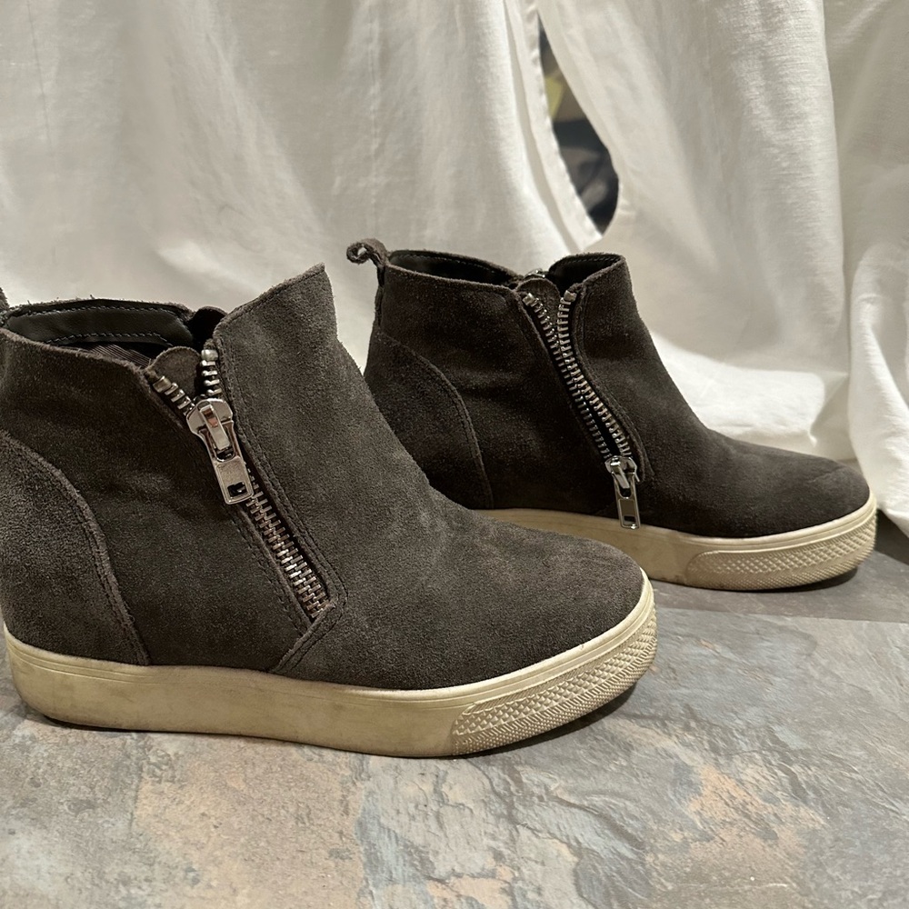 STEVE MADDEN "WEDGIE"
